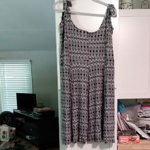 Black and White Sleeveless Midi Sundress